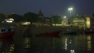 プージャーが行われるガート