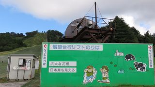 冬にはスキー、夏にはそり遊び！