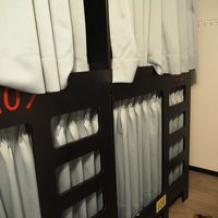 部屋はこんな感じ。右側にはロッカーがあります。