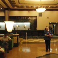 ロビーからフロントを見る