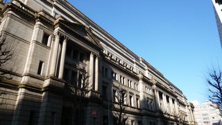 日本の中央銀行は重厚な石造りの外壁。