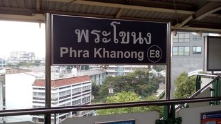 駅の周辺は再開発されています