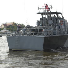 チャオプラヤー川の海軍司令部の周辺をパトロールする警備艇です