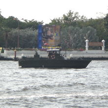 チャオプラヤー川西岸の海軍司令部周辺を警備する警備艇です。