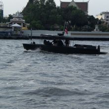 チャオプラヤー川西岸の海軍司令部周辺を警戒中の警備艇です。