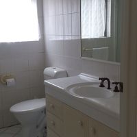 洗面所にはトイレ、洗濯機、乾燥機、シャワー、ドライヤー