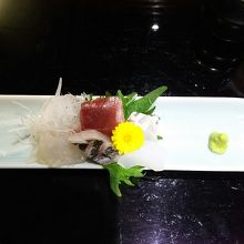 お造り、烏賊・マグロ(赤身/中トロ/トロ)・太刀魚等。
