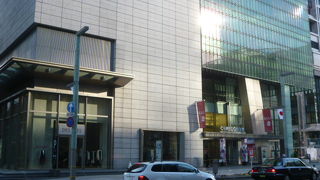 地下鉄日本橋駅を降りてすぐ。