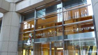 日本橋三越の隣にあるオフィスビル。一部マンダリンオリエンタルホテルが使用。