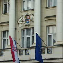 入口上の2階にクロアチア国旗とユーロ旗がかかがられています