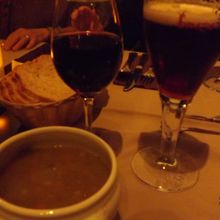 郷土のスープに、ビールはもちろん「ブルージュ・ゾット」