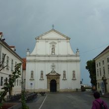 道路から少し入った、広場の奥に教会の白壁が見えます