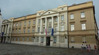 静かな佇まいで知らなければ見過ごしてしまいそうな建物です