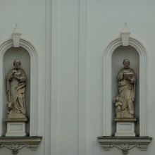 右側の書物を開いて読む賢人像、足元に牛が見えます