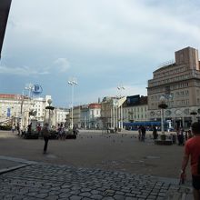 西側から見た広場