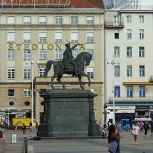 イェラチッチ総督の騎馬像が広場中央北側にあります