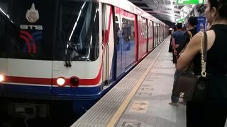 便利な交通手段ですが、結構混み合ってます。