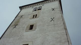 旧市街を見下ろす高台にあり、周辺の建物よりも高くそびえています