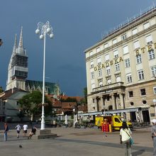 広場東側から北を向くと聖母被昇天大聖堂の姿が見えます