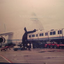 地下鉄車両が航空機から卸される様子です。アントノフ輸送機です