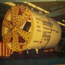 地下鉄の路線掘削に使われた掘削機です。日本会社製のようです。