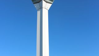 函館の街とその向こうに広がる津軽海峡、函館山や横津連峰の山並、大パノラマの素晴らしい景色です。