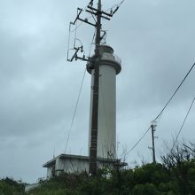 雨の中の池間島灯台。