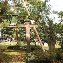 鳥居と五重塔があります