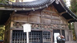 三猿の彫刻があります