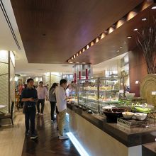 一番手前のビュッフェ台はサラダ、ガラスケースに入った冷菜…