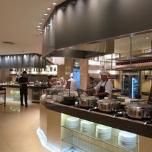 こちらメインのビュッフェ台では…