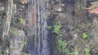 霞が池からの滝