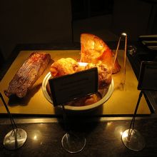 ローストビーフ、ヨークシャープディング寄せ…本格派です