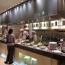 こちらのビュッフェ台は麺・グリル・中華料理のライブキッチン