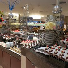 洋風スイーツのビュッフェ台、もちろんシートケーキはありません
