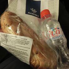 ポドゴリツァ→ベオグラード　機内食　1時間程の飛行でも出ます