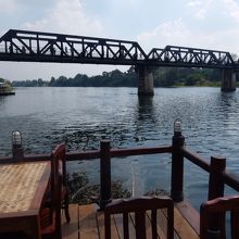 鉄橋を見ながら食事できます