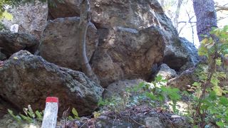 湯田中温泉街のすぐ裏山にある巨岩