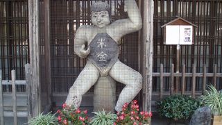 プランターの花が引き立て役、陶製の大きな金時像