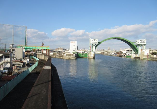 巨大なアーチ型の水門。