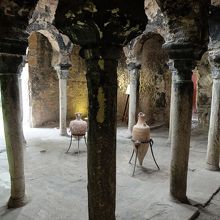 浴場だったドーム内には石柱多数。保存状態は余りよくありません