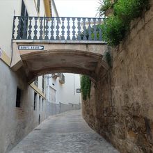 アラブ浴場は、この緩い坂道の途中にあります。