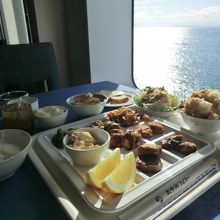 海を眺めながらのお食事‥贅沢なひと時。