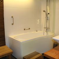 バスタブありのキレイなバス・トイレルーム　左手にサウナあり
