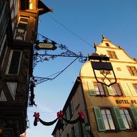 ホテルの看板と町役場