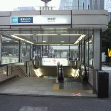 明治大学発祥の地の碑は、地下鉄の出口を出ると新橋側にあります