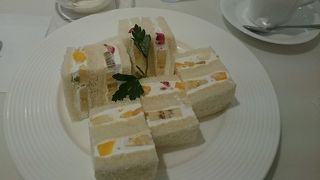 白を基調にした明るい店内