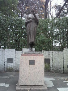 世田谷公園の中央東側に設置されている少女の銅像です。
