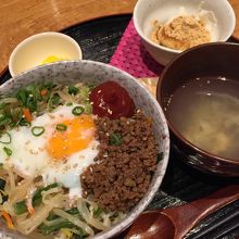 1日20食限定、ビビンバ丼