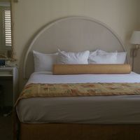 ベッドとデスク。入口は左手にあります。